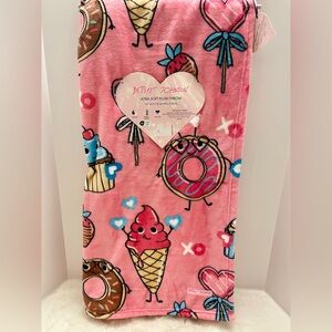 BETSEY JOHNSON Pink Sweet‎ Treats Love Throw Blanket Ultra Soft
